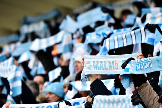 Malmö FFs supportrar håller upp halsdukar