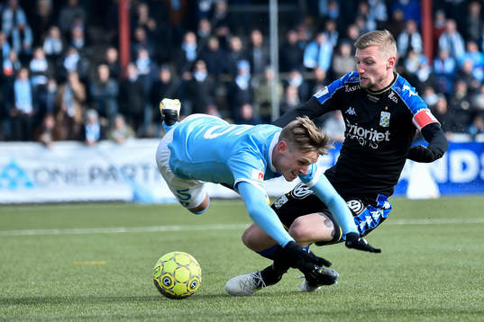 Malmö FFs Sören Rieks i kamp om bollen med IFK Göteborgs