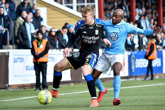 IFK Göteborgs Sebastian Ohlsson i kamp om bollen med