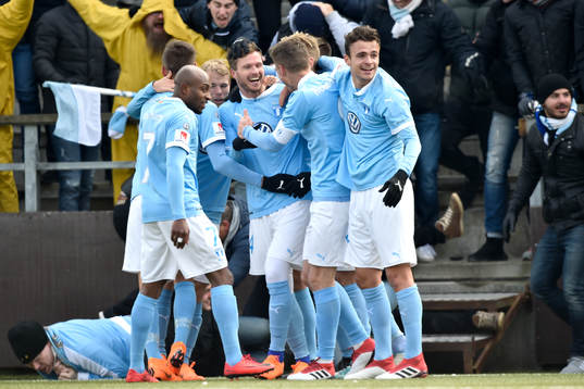Malmö FFs Lasse Nielsen jublar med lagkamrater