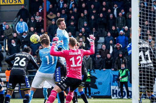 Malmö FFs Lasse Nielsen nickar bollen framför IFK