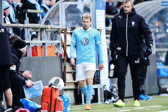 Malmö FFs Oscar Lewicki byts ut