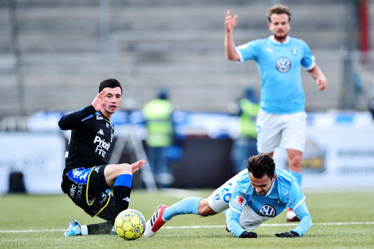 IFK Göteborgs Giorgi Kharaishvili fäller Malmö FFs