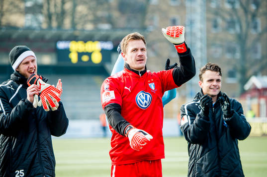 Malmö FFs målvakt Johan Dahlin gör en segerdans