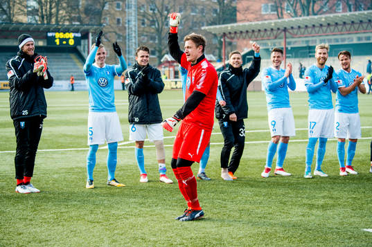 Malmö FFs målvakt Johan Dahlin gör en segerdans