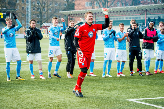 Malmö FFs målvakt Johan Dahlin gör en segerdans