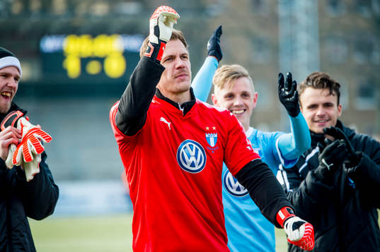 Malmö FFs målvakt Johan Dahlin  jublar