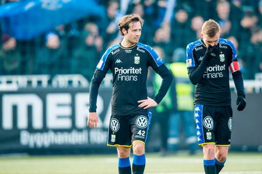 IFK Göteborgs Mikkel Diskerud och Sebastian Eriksson deppar