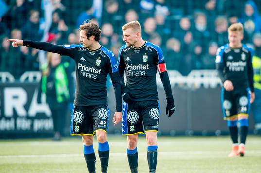 IFK Göteborgs Mikkel Diskerud och Sebastian Eriksson deppar