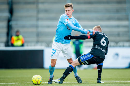 Malmö FFs Mattias Svanberg mot IFK Göteborgs Sebastian