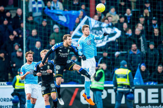 Malmö FFs Lasse Nielsen i nickduell med IFK Göteborgs