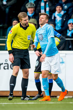 Arnór Ingvi Traustason grinar illa