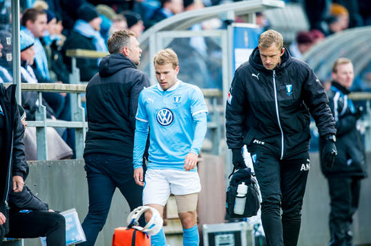 Malmö FFs Oscar Lewicki lämnar planen