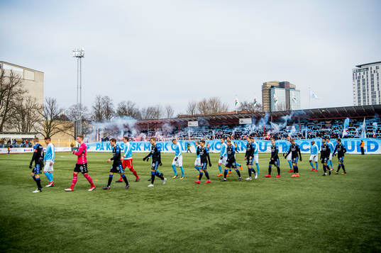 Malmö FFs och IFK Göteborgs kommer in på planen innan