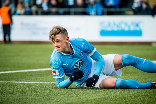 Malmö FFs Sören Rieks deppar liggandes på planen