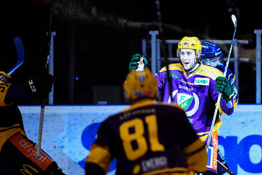 Färjestads Per Åslund jublar
