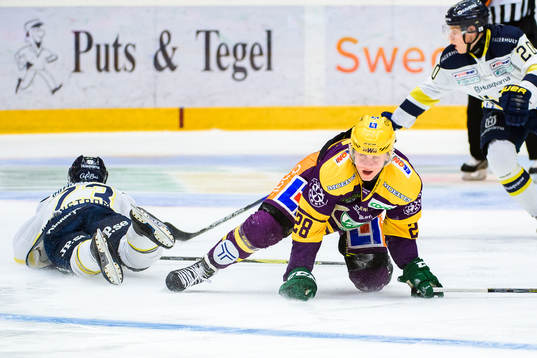 s Sebastian Wännström och Färjestads Fabian Zetterlund i