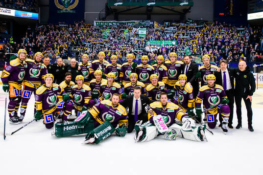 Färjestads spelare och ledare jublar och