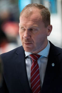 s tränare Johan Lindbom deppar