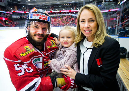 Örebros Johan Wiklander med dottern och frun Emelie