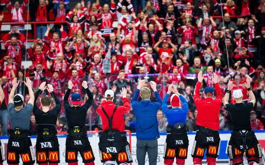 Örebrospelarna tackar fansen