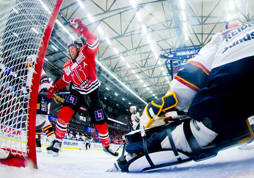 Örebros Joakim Andersson gör 2-2 och jublar