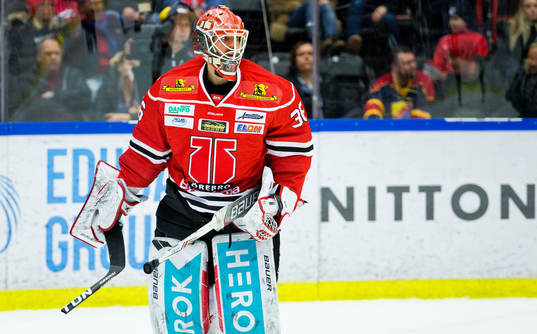 Örebros målvakt Axel Brage med en trasig klubb