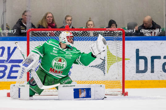 Rögles målvakt Justin Pogge räddar