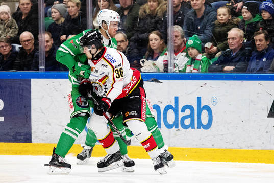 Rögles Alen Bibic och Luleås Emil Larsson i närkamp