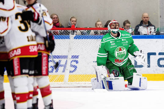 Rögles målvakt Justin Pogge deppar