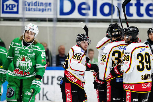 Rögles Olle Liss deppar medan Luleås Robin Kovacs jublar