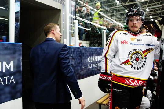 Rögles tränare Cam Abbott lämnar båset