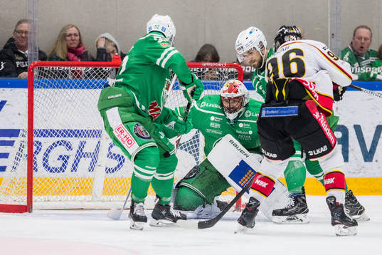 Rörigt framför Rögles målvakt Justin Pogge
