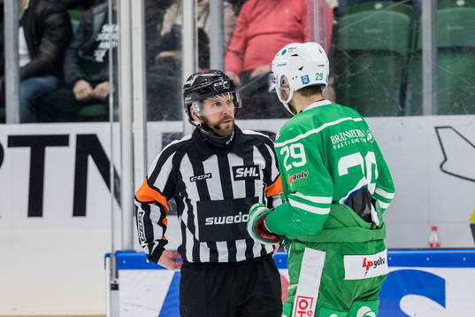 Domare Marcus Linde i diskussion med Rögles Ludvig