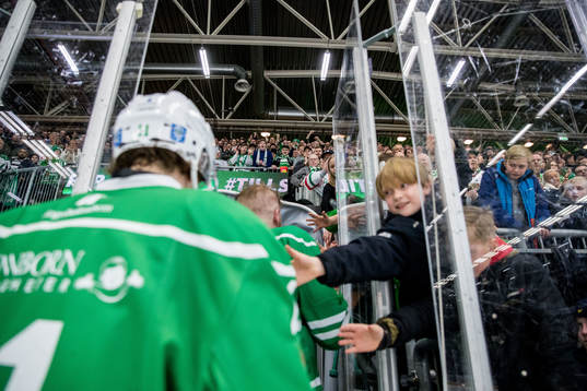 Publiken tackar Rögles spelare