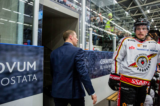 Rögles tränare Cam Abbott lämnar matchen