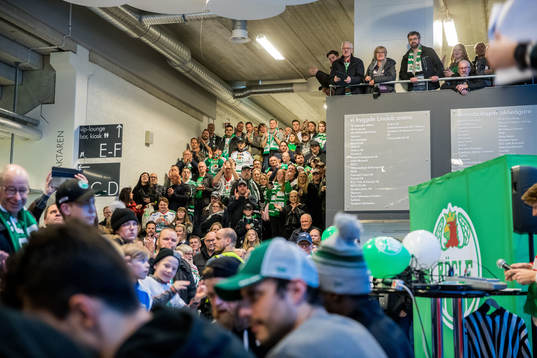 Rögles supportrar hyllar spelarna