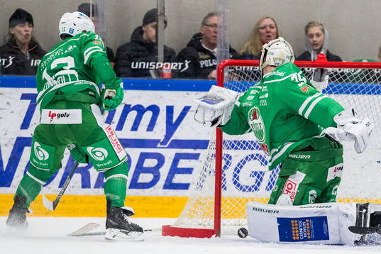 Rögles Jack Connolly och målvakt Justin Pogge missar puck