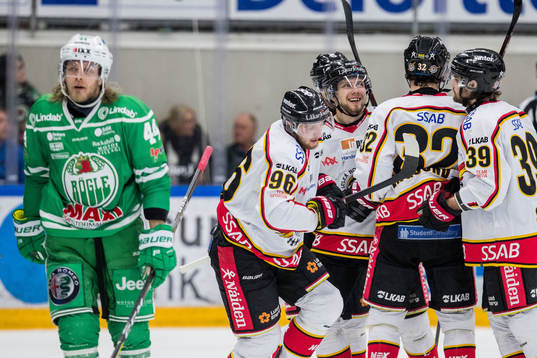 Rögles Olle Liss deppar samtidigt som Luleås spelare
