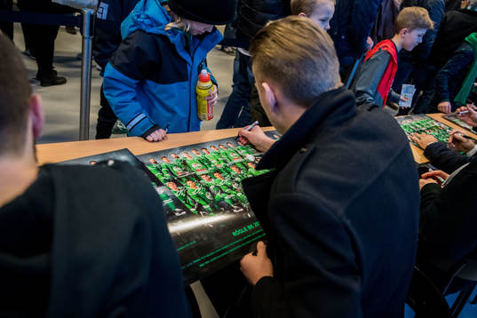 Rögles spelare skriver autografer
