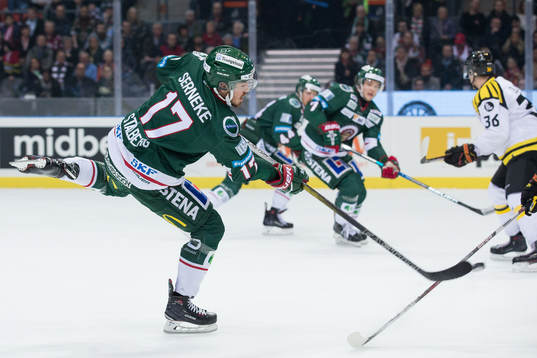 Frölundas Sebastian Stålberg skjuter ett skott