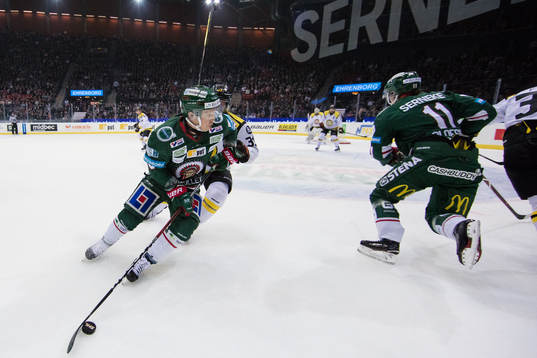 Frölundas Ryan Lasch före Brynäs Jonathan Granström