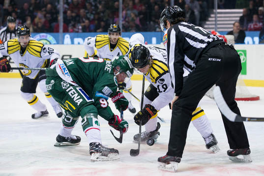 Frölundas Jan Mursak tekar mot Brynäs Ludvig Nilsson