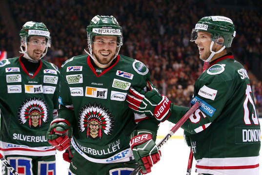Frölundas Sebastian Stålberg jublar Matt Donovan