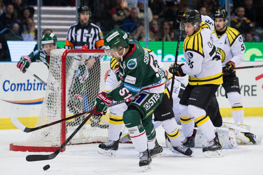 Frölundas Mats Rosseli Olsen i färd med att skjuta 2-1