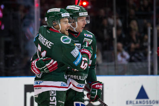 Frölundas Mats Rosseli Olsen jublar ihop med Christoffer