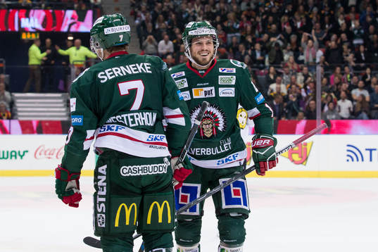 Frölundas Sebastian Stålberg jublar ihop med Frölundas
