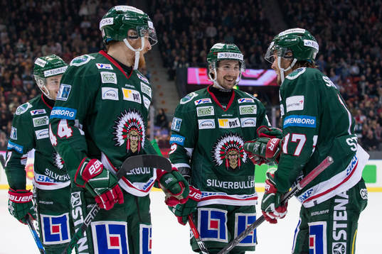 Frölundas Sebastian Stålberg jublar ihop med Adam Almqvist