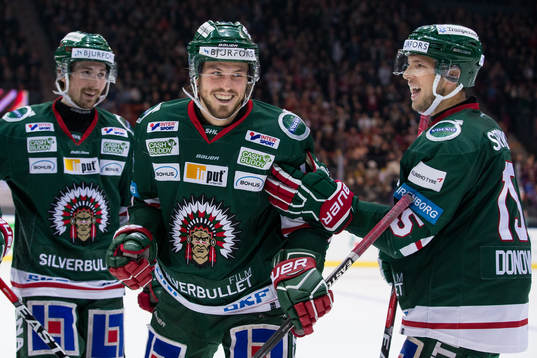 Frölundas Sebastian Stålberg jublar ihop med Adam