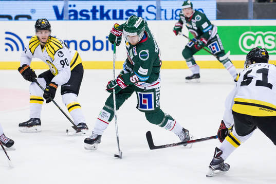 Frölundas Simon Hjalmarsson skjuter ett skott